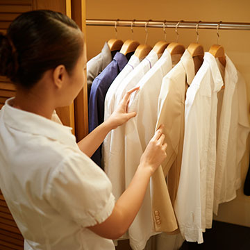 Are laundry services available to guests at Norfolk Lodge & Suites?