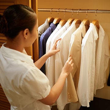 Are laundry services available to guests at Norfolk Lodge & Suites?