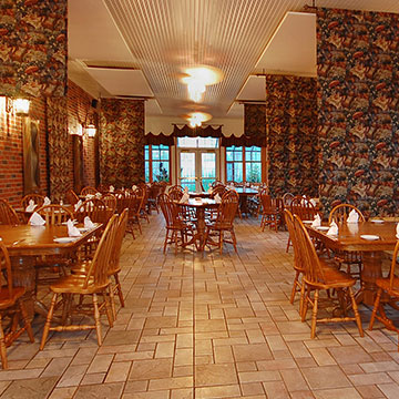 What are the food and drink options available to guests at Norfolk Lodge & Suites?