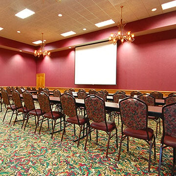 What event equipment is available at Norfolk Lodge & Suites?