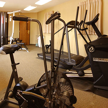 What fitness facilities are available at Norfolk Lodge & Suites?