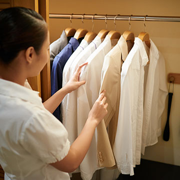 What in-room services are available to guests at Norfolk Lodge & Suites?
