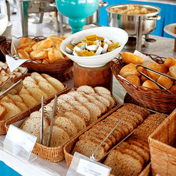 What is available for breakfast at Norfolk Lodge & Suites?