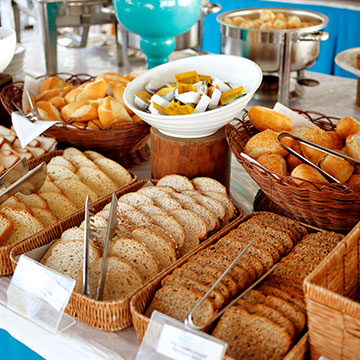 What is available for breakfast at Norfolk Lodge & Suites?