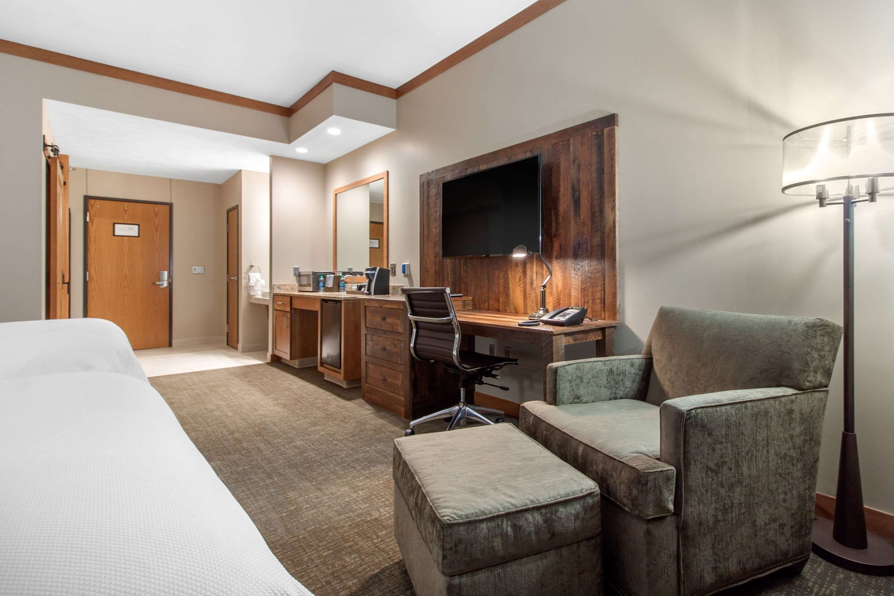 Norfolk Hotel Accommodations | Norfolk Lodge & Suites, Ascend